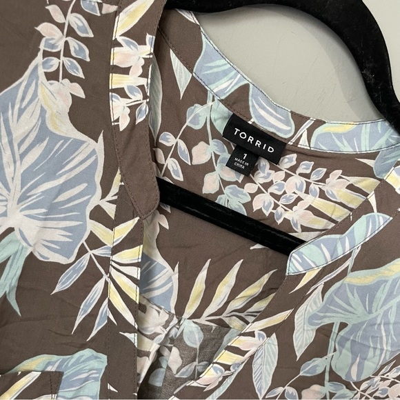 Torrid CHALLIS BUTTON-FRONT DOLMAN SLEEVE TOP size 1x - Picture 9 of 10